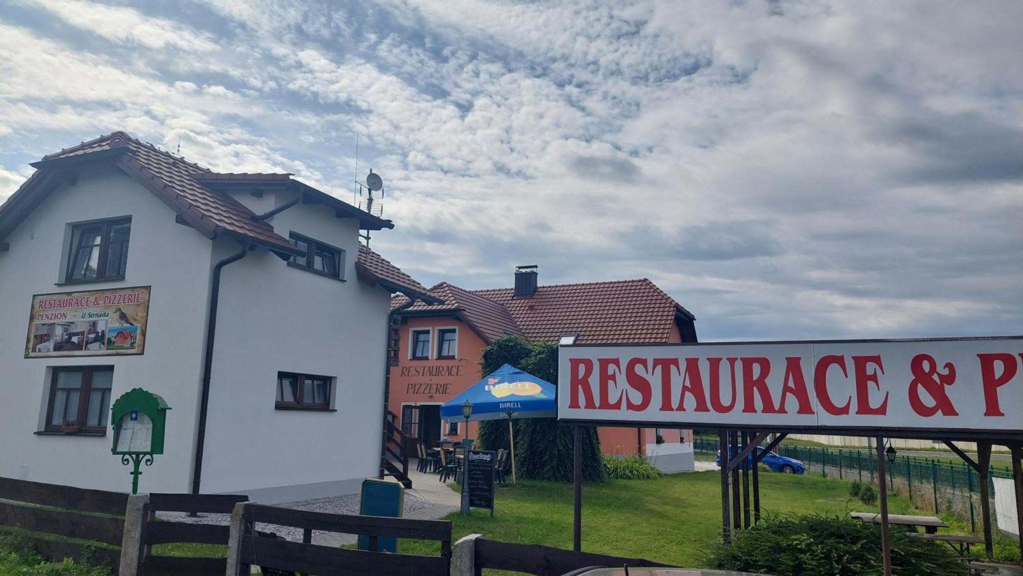 קלאטובי Penzion A Restaurace U Strnada מראה חיצוני תמונה