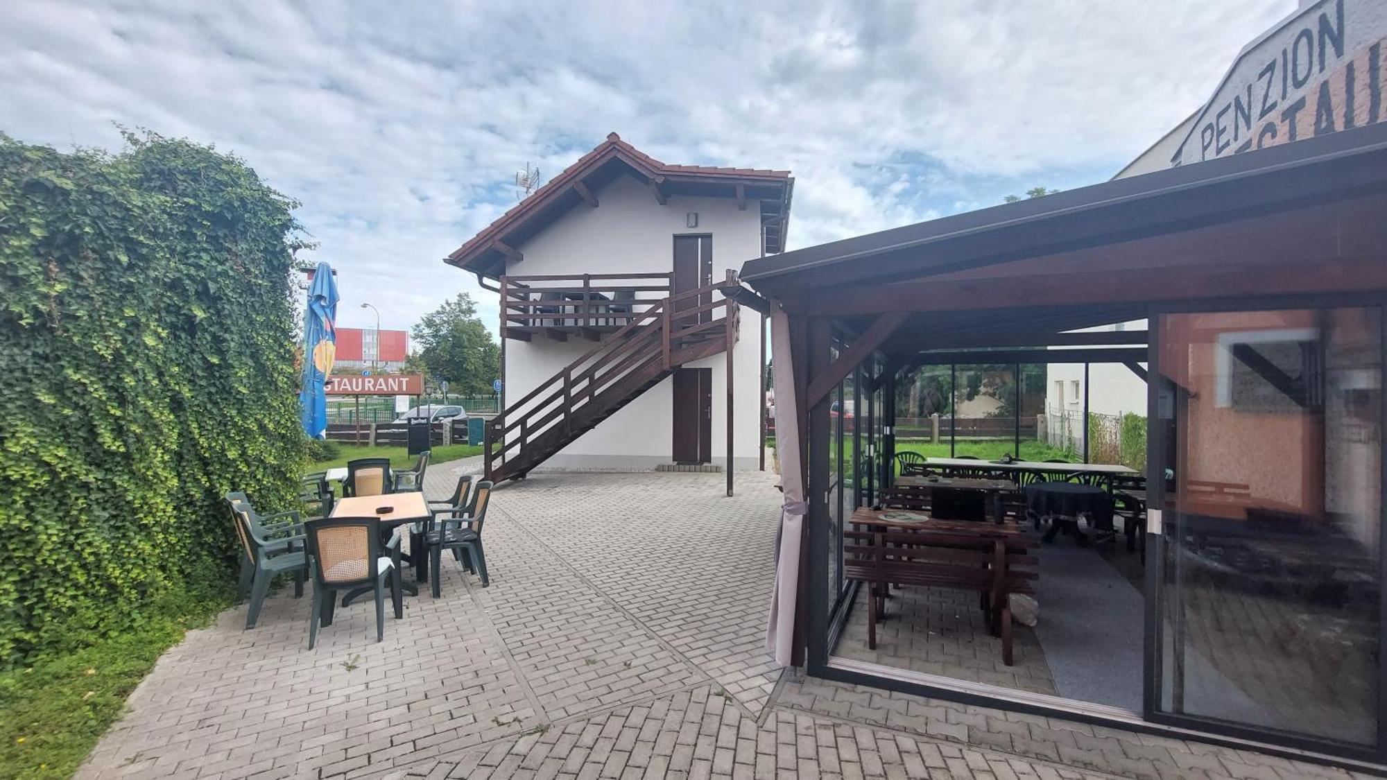קלאטובי Penzion A Restaurace U Strnada מראה חיצוני תמונה