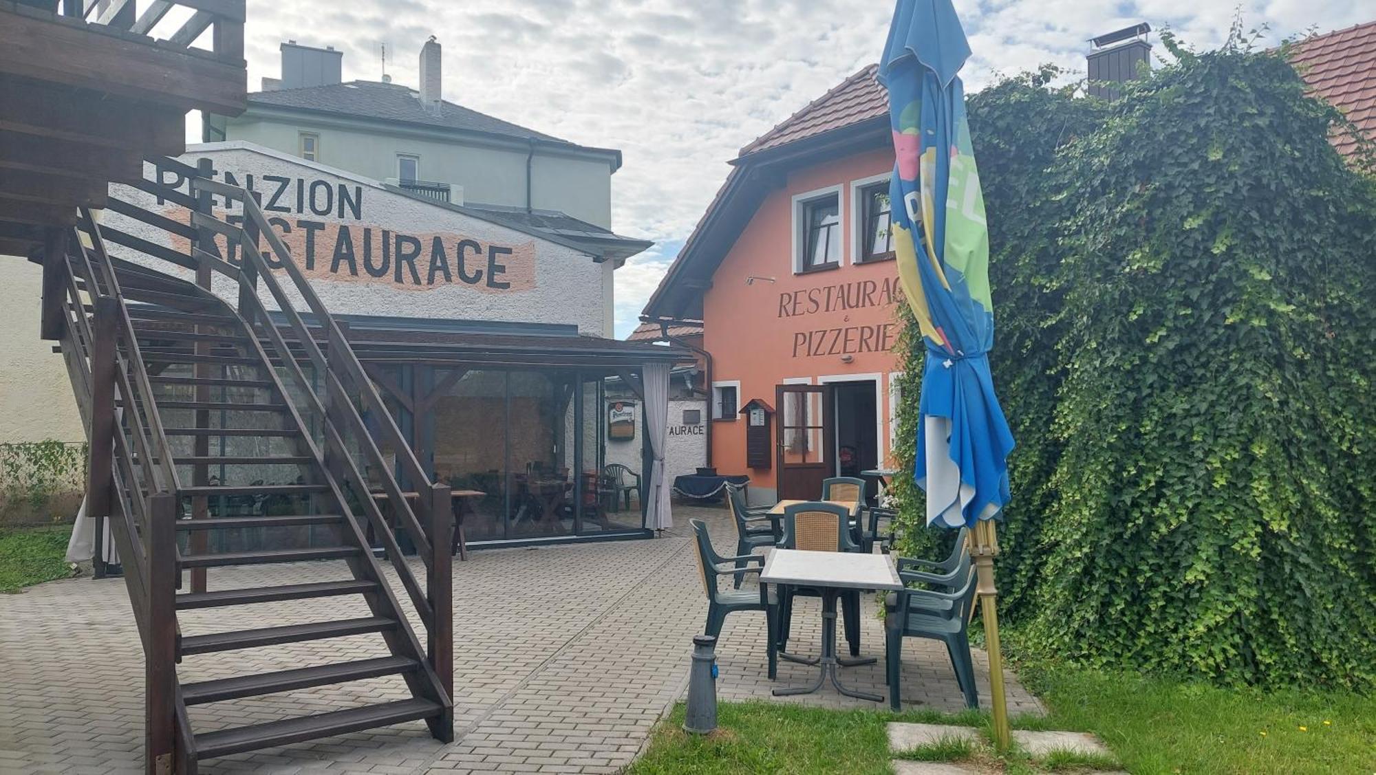 קלאטובי Penzion A Restaurace U Strnada מראה חיצוני תמונה