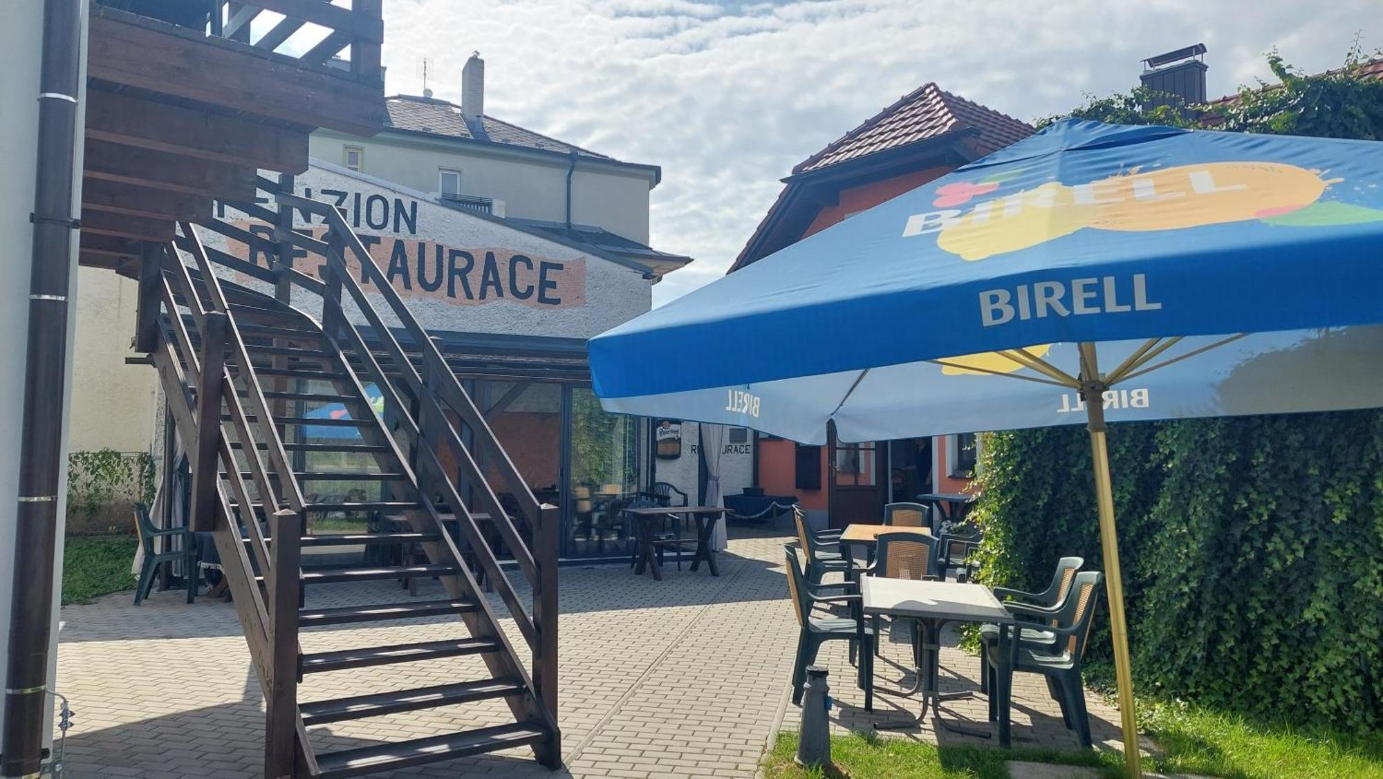 קלאטובי Penzion A Restaurace U Strnada מראה חיצוני תמונה