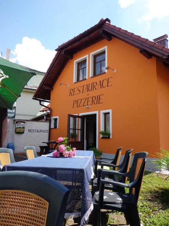 קלאטובי Penzion A Restaurace U Strnada מראה חיצוני תמונה